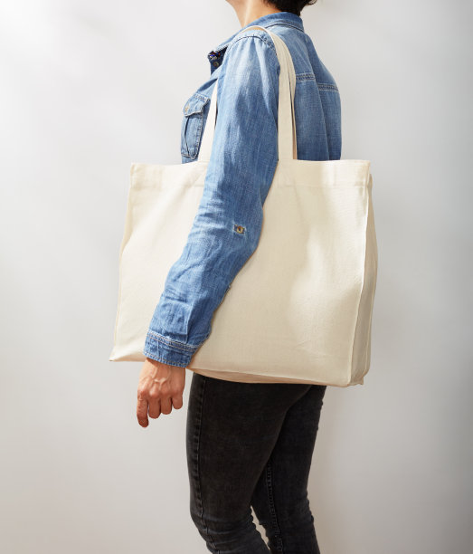 穿着牛仔衬衫、携带帆布环保手提袋的年轻女性（未识别）图片下载