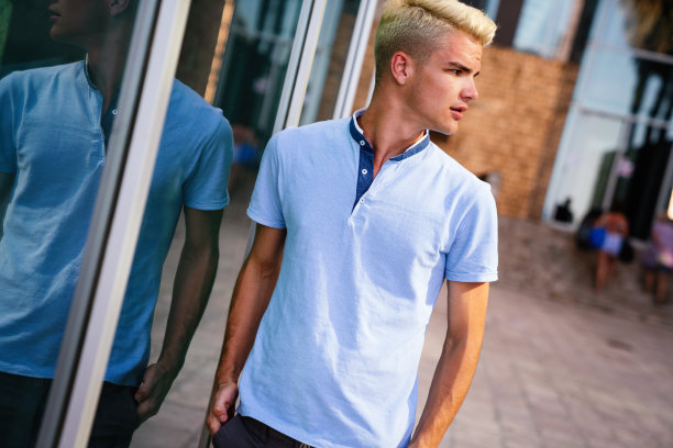 一个英俊男子的肖像在城市背景图片下载