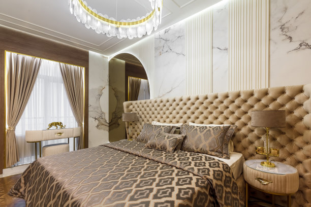 豪华酒店的卧室。带有车钩床头板的床图片下载