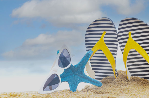 夏季热带海滩，海星和人字拖太阳镜作为沙滩场景和蓝天背景图片下载