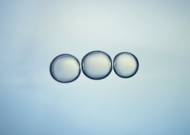 肥皂泡的宏观特写。图片下载