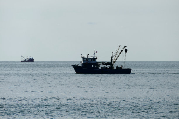 两艘渔船在黑海图片下载