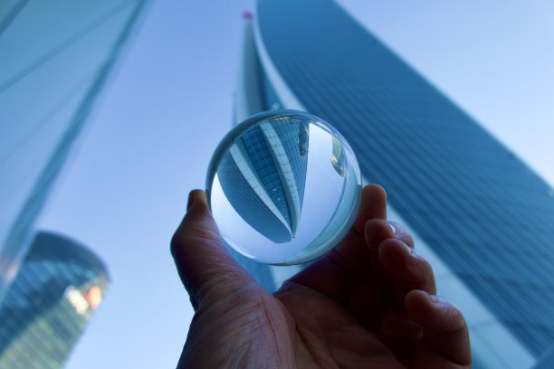 水晶球对抗现代建筑图片下载