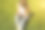 漂亮的时髦女孩坐在户外，时尚的商务女性在绿色的草坪上看智能手机。上网的学生。生活方式的放松。上班族。图片下载