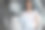 妇女在公共房间使用合格的洗衣机洗衣服。图片下载