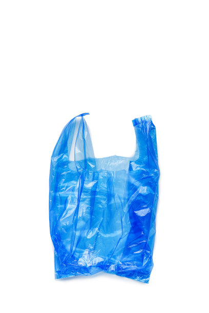顶视图皱巴巴的蓝色塑料袋孤立在白色的背景上，剪掉了物体。一次性聚乙烯包，食品袋，减少废物，可重复使用材料，非塑料图片下载