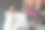 年轻女子每周在自助洗衣店洗衣服。图片下载