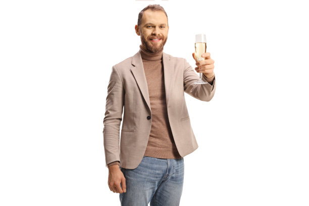 微笑的年轻人举起一杯香槟图片下载