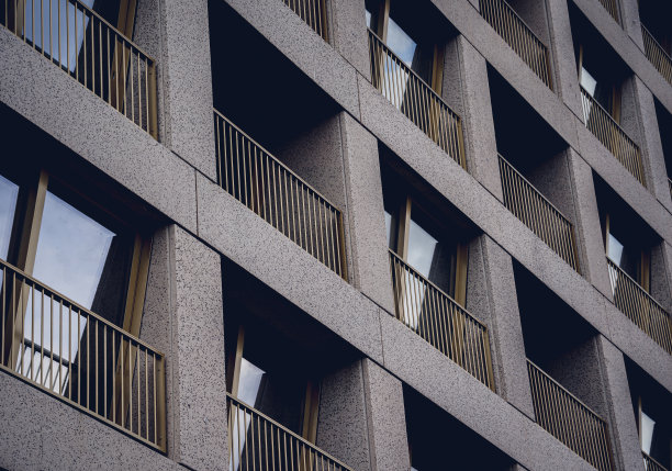 现代建筑与玻璃幕墙在晴朗的天空背景图片下载