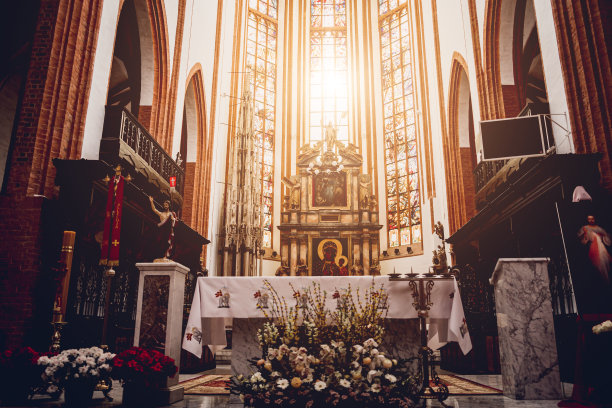 旧欧洲天主教堂中殿的内部图片下载