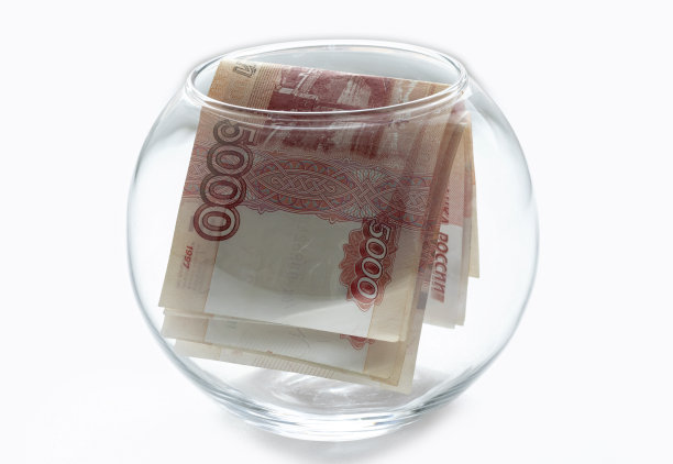 面值5000卢布的钱被放在一个玻璃罐里。金融危机的概念。图片下载