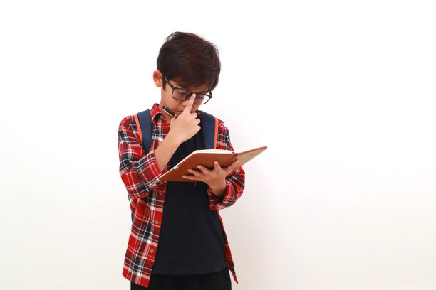 有思想的亚洲学生一边拿着书一边思考。孤立于白色图片下载