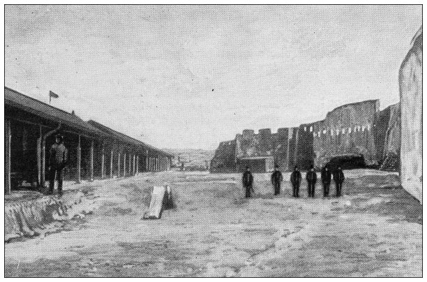 来自英国杂志的古董图片:克里特岛的冲突，电报站守卫的小屋图片下载