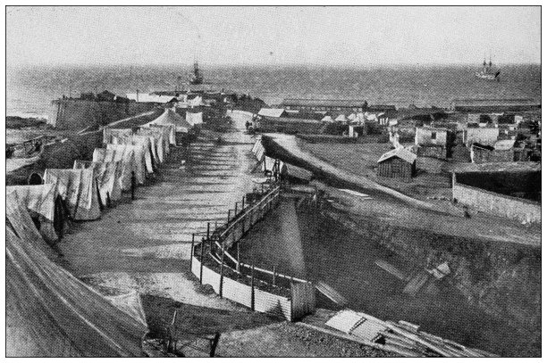 来自英国杂志的古董图片:克里特岛冲突，皇家威尔士燧发枪兵总部图片下载