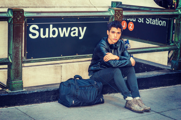 年轻的亚裔美国大学生在纽约旅行图片下载