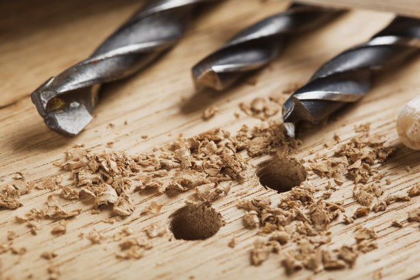 用于木销子的木橡木板上的孔。木工行业。图片下载