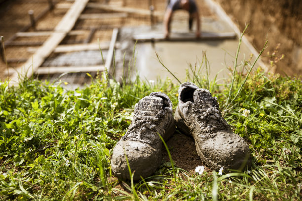 工地上的旧工作鞋图片下载