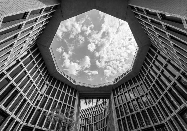 办公楼的低角度视图图片下载