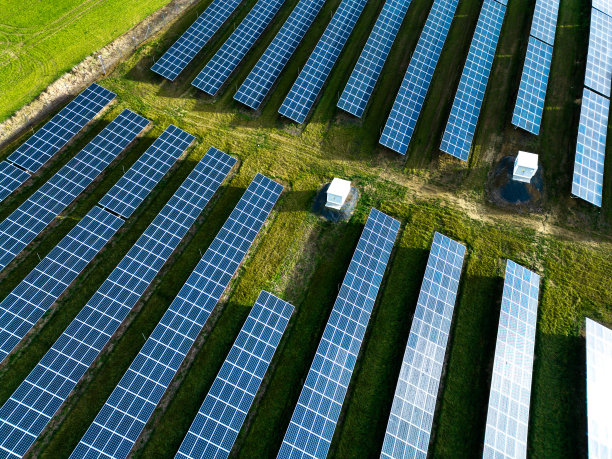 绿色场地上的太阳能电池板鸟瞰图图片下载