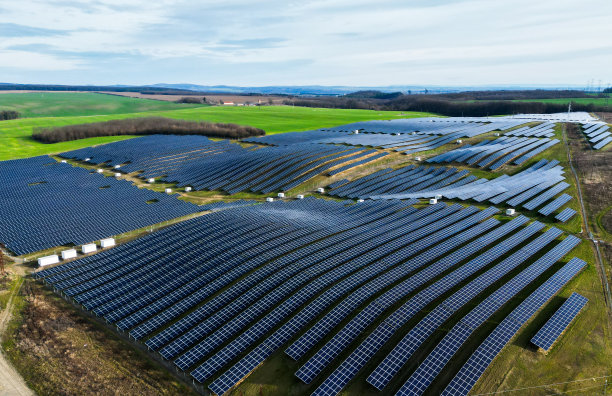 绿色场地上的太阳能电池板鸟瞰图图片下载