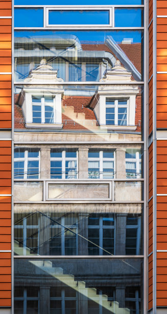 典型的现代办公大楼倒影图片下载