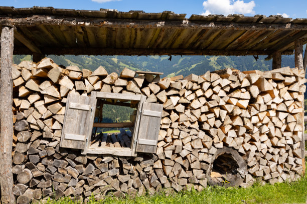 户外木桩带嵌窗，乡村生活的概念图片下载