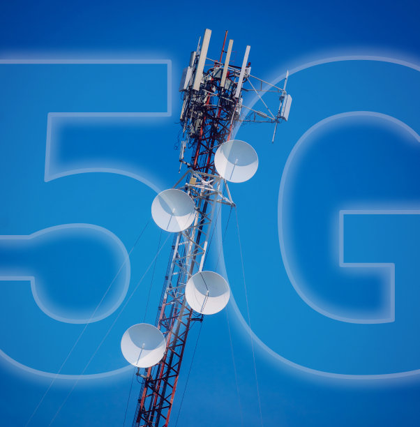 天空背景下智能手机的5G蜂窝塔图片下载