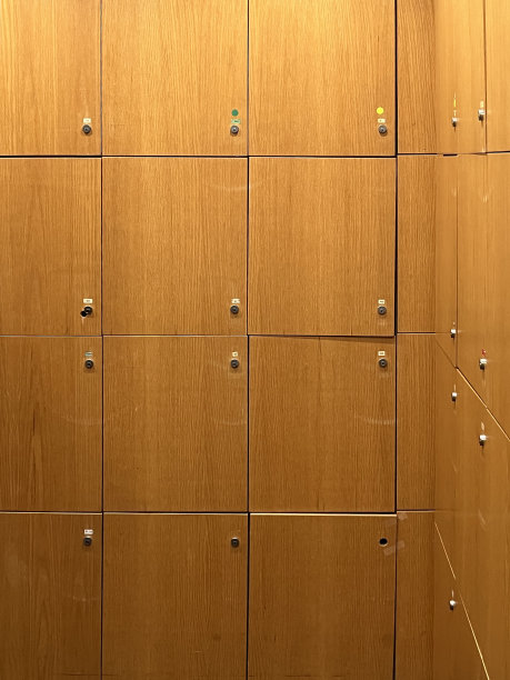 木带锁的箱子图片下载