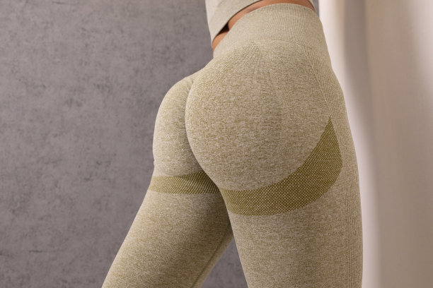 穿着运动服的健身女性臀部特写。家庭健身锻炼。图片下载