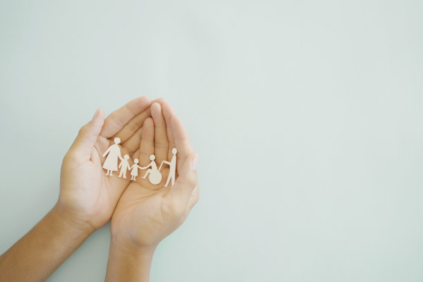 牵手多元家庭、快乐护工和志愿者、残疾人养老院、康复和健康保险理念图片下载