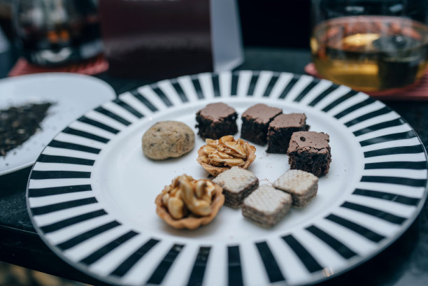 巧克力布朗尼和花生奇奇和糖果保存在一个盘子在家里的圣诞派对库存照片图片下载