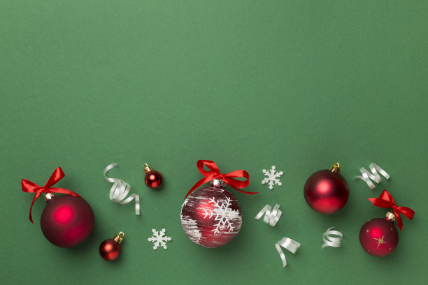 圣诞球玩具和五彩纸屑彩色背景，俯视图图片下载