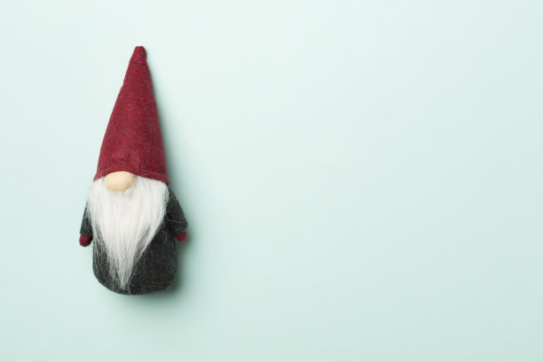 彩色背景上的圣诞小矮人，俯视图图片下载