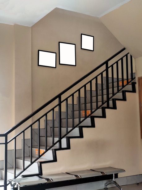 楼梯墙上的空相框图片下载