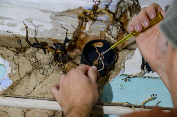 房屋中的旧式电线，房屋中的木墙，更换电缆图片下载