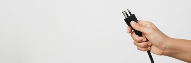 电器插头的全部插头或全部插头装在一起。因为在电线中积累的高热量有造成短路的风险。图片下载