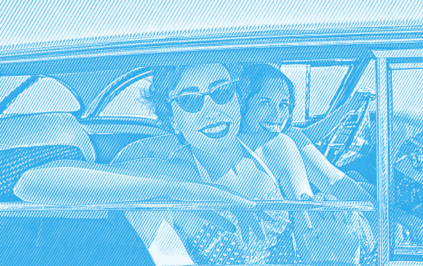 1950年的女人和老爷车在公路旅行图片下载