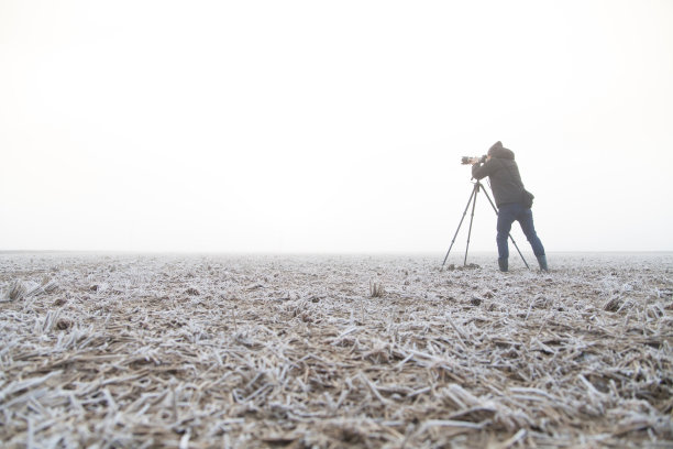 在雾中拍照的人图片下载