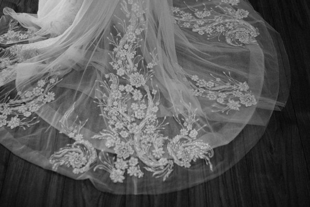 漂亮的婚纱挂在衣架上的照片。图片下载