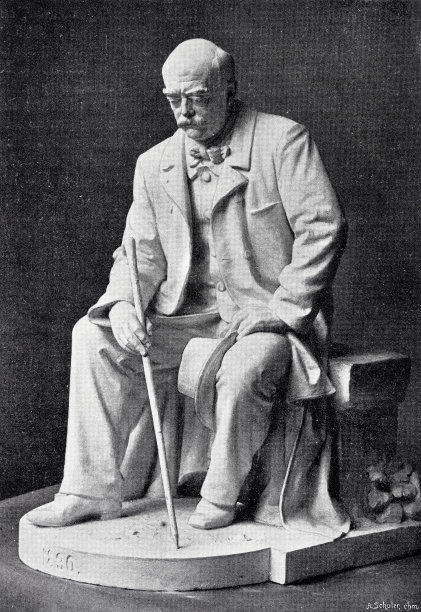 奥托·冯·俾斯麦雕像上，坐在椅子上，手持手杖图片下载