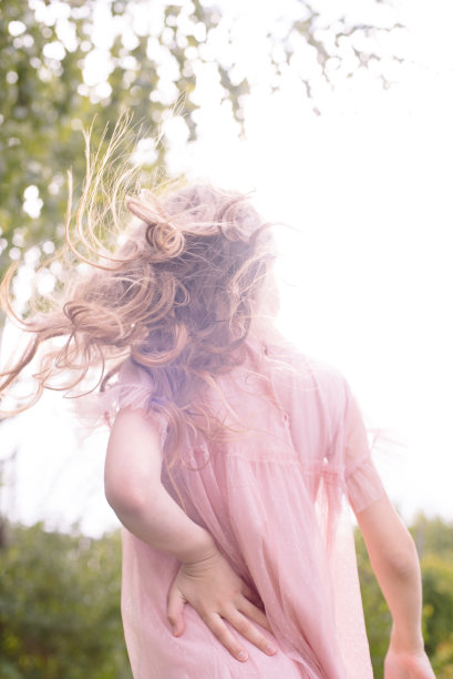 对青少年的溺爱。有趣的照片拍摄。年轻的模特在花园里图片下载
