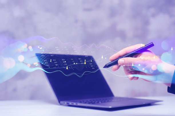 商人用手提电脑分析金融市场数据。未来技术解决方案的业务发展。抽象的技术背景在鲜艳的颜色与模糊。图片下载