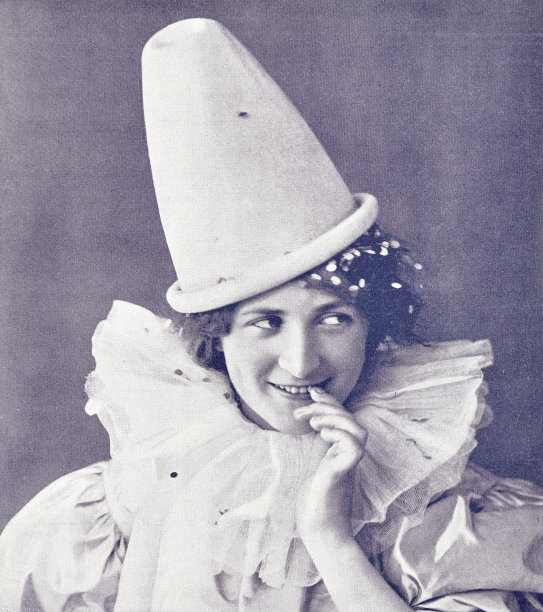 皮尔丽特，戴着长帽子的有趣的年轻女人图片下载