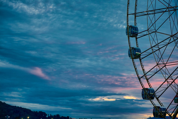 景观摩天轮与封闭的小屋在黄昏天空的背景下图片下载