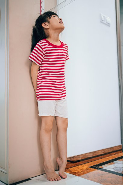 女孩测量身高图片下载