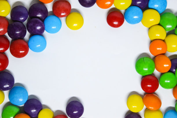 中间有负空间的彩色糖果图片下载