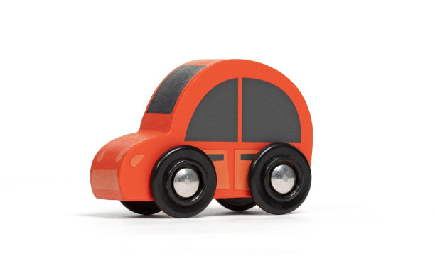 复古的木制玩具车孤立在白色图片下载