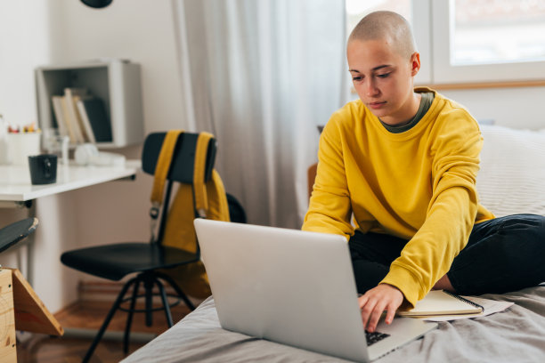 宿舍里的女学生图片下载