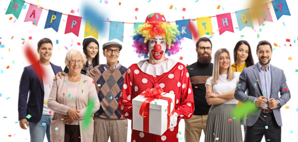在一个生日聚会上，小丑带着礼物聚集在后面图片下载