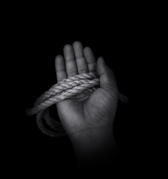 一个人的手抓着绳子。手握绳子图片下载